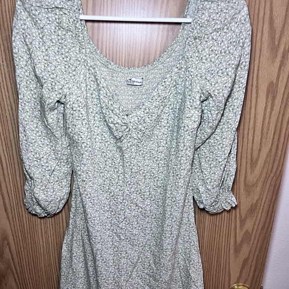 Hollister Dresses & Skirts - Hollister Sage Green Floral Long-Sleeve Scoop Dress